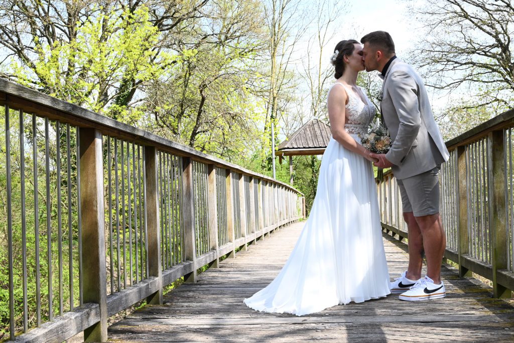 Hochzeits Fotografie auf der Brücke beim Bleckeder Schlossgraben